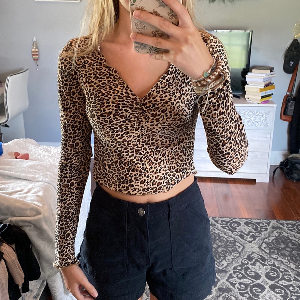 Cute cheetah print crop top long sleeve